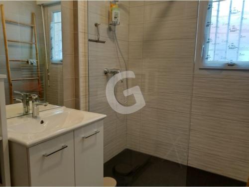 une salle de bain avec un lavabo et une douche en verre dans l'établissement Maison 5 pers. à La Tranche sur Mer, Proche Plage, Terrasse, Garage, Dordonnée - FR-1-357-109, à La Tranche-sur-Mer