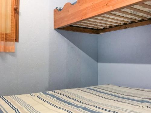 - une chambre avec un lit doté d'un cadre de lit en bois dans l'établissement Appartement cosy 6/7 pers, au centre de Montgenèvre, exposé sud, loggia et casier à skis. - FR-1-266-109, à Montgenèvre