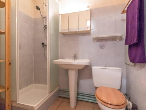 Appartement Briançon, 3 pièces, 6 personnes - FR-1-330C-15 في بريانسو: حمام مع مرحاض ومغسلة ودش