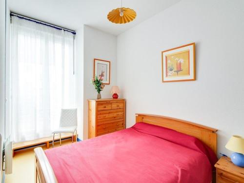 コトレにあるAppartement Cauterets, 2 pièces, 4 personnes - FR-1-401-1のベッドルーム1室(ピンクの毛布付きのベッド1台付)