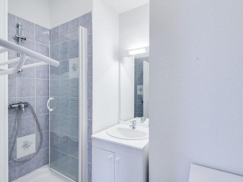 une salle de bain blanche avec un lavabo et une douche dans l'établissement Appartement T2 à Cauterets avec Terrasse, Local à Ski, et Proche Télécabine - FR-1-401-1, à Cauterets
