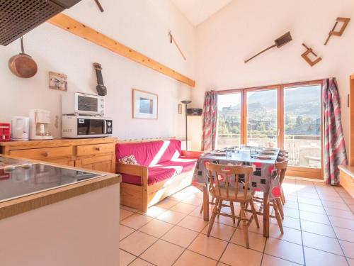 une cuisine et un salon avec une table et des chaises dans l'établissement Duplex 3 pièces avec parking à Briançon - 6 pers, wifi, animaux admis - FR-1-330C-15, à Briançon