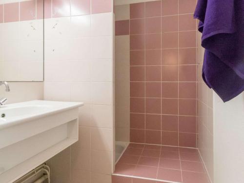 une salle de bain avec un lavabo et une douche dans l'établissement Appartement 2 pièces avec coin nuit, balcon, parking et casier à ski - Proche télécabine et centre - FR-1-330C-16, à Briançon