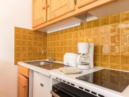 une cuisine avec un évier et un plan de travail dans l'établissement Studio fonctionnel avec coin montagne, proche remontées mécaniques et centre commercial, 4 couchages - FR-1-330F-66, à Serre Chevalier
