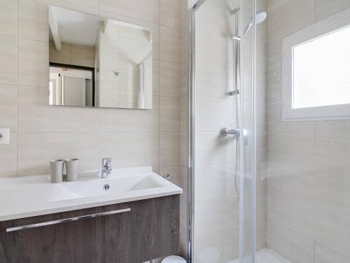 un bagno con lavandino e doccia di Chalet mitoyen 3 chambres, 60m², belle vue, 1km centre-ville, navette ski, parking, terrasse - FR-1-401-3 a Cauterets
