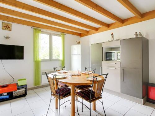 - une cuisine avec une table et des chaises en bois dans la chambre dans l'établissement Chalet mitoyen 3 chambres, 60m², belle vue, 1km centre-ville, navette ski, parking, terrasse - FR-1-401-3, à Cauterets