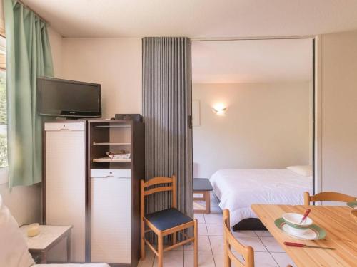 Un pat sau paturi într-o cameră la Appartement Briançon, 2 pièces, 6 personnes - FR-1-330C-16