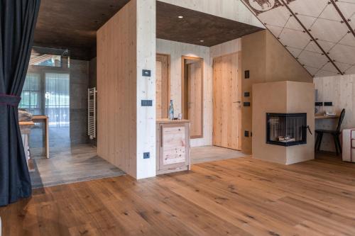 Кухня или мини-кухня в Dolomites Living Hotel Tirler
