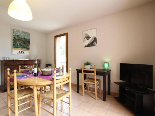 une salle à manger avec une table et une télévision dans l'établissement Appartement 3 pièces, 7 couchages, proche pistes avec parking - La Salle-les-Alpes - FR-1-330F-22, à Serre Chevalier
