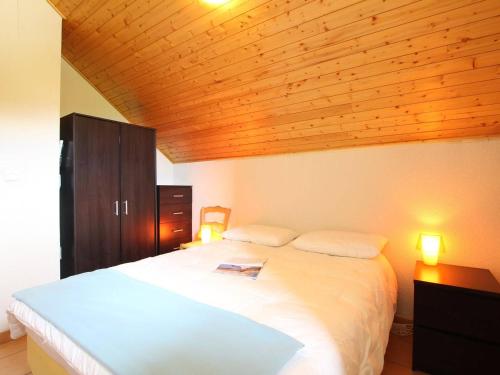 a bedroom with a large white bed with a wooden ceiling at Appartement La Salle-les-Alpes, 3 pièces, 7 personnes - FR-1-330F-22 in Serre Chevalier