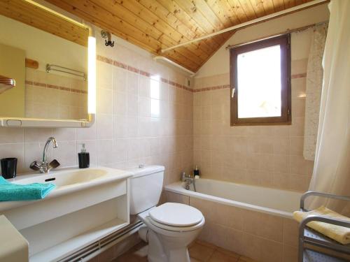a bathroom with a toilet and a sink and a tub at Appartement La Salle-les-Alpes, 3 pièces, 7 personnes - FR-1-330F-22 in Serre Chevalier