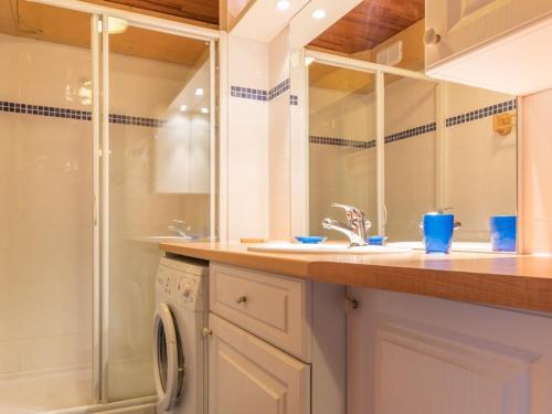 une salle de bain avec douche et machine à laver dans l'établissement Appartement chaleureux 8 pers, proche pistes, cheminée - FR-1-330E-25, à Saint-Chaffrey