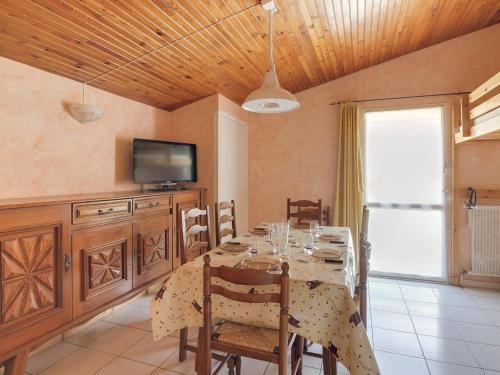 une salle à manger avec une table avec des chaises et une télévision dans l'établissement Appartement 2 pièces, 6 pers, pied des pistes, cosy - FR-1-404-53, à La Mongie
