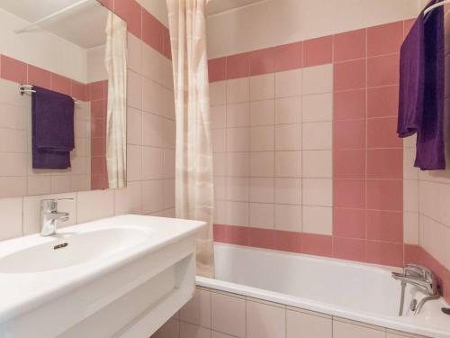 une salle de bain avec un lavabo et une baignoire dans l'établissement Studio cosy avec balcon proche télécabine et centre ville, parking, animaux admis - FR-1-330C-49, à Briançon