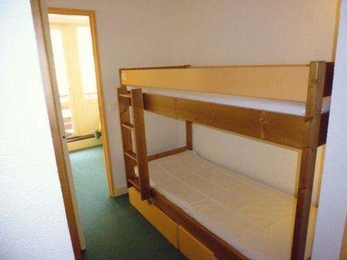 Cette petite chambre dispose de lits superposés et d'une porte. dans l'établissement Appartement 6 pers, pied des pistes, balcon, parking couvert, animaux OK, Grand Tourmalet - FR-1-404-56, à La Mongie