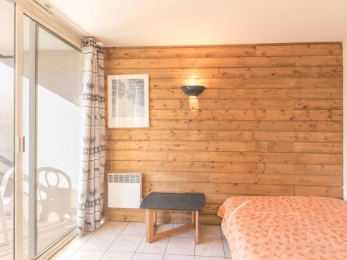 - une chambre avec un mur en bois dans l'établissement Charmant 2 pièces avec balcon, idéal pour 5 pers. à 100m des pistes, proche centre Briançon - FR-1-330C-25, à Briançon