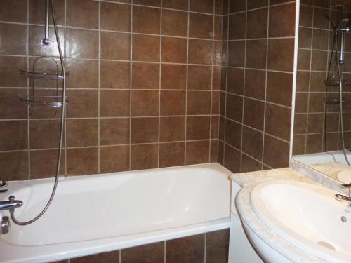 Duplex 10 pers. avec piscine, jacuzzi, balcon et ascenseur aux Orres 1800 - FR-1-322-296
