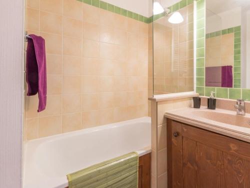 une salle de bain avec une baignoire et un lavabo dans l'établissement Charmant 2 pièces au cœur de La Salle-les-Alpes, proche télécabines et commerces, 4 couchages - FR-1-330F-45, à Serre Chevalier