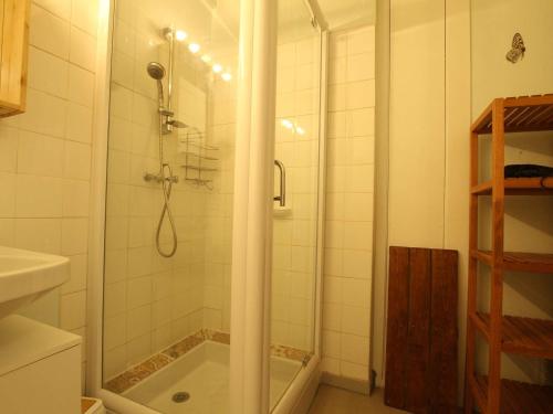 een badkamer met een douche en een glazen deur bij Appartement Saint-Chaffrey , 2 pièces, 6 personnes - FR-1-330E-33 in Saint-Chaffrey