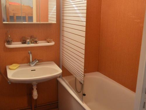 ein Badezimmer mit einem Waschbecken, einem WC und einer Badewanne in der Unterkunft Studio Montgenèvre, 1 pièce, 4 personnes - FR-1-266-102 in Montgenèvre