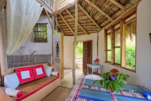 un soggiorno con divano e tavolo di Tropical Cottage En Eco Casa Algana a El Limón