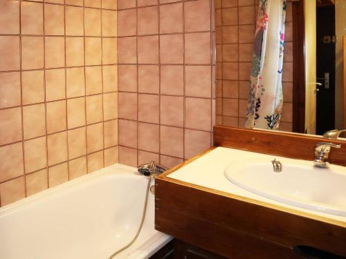 La salle de bains est pourvue d'une baignoire et d'un lavabo. dans l'établissement Appartement Les Orres, 2 pièces, 6 personnes - FR-1-322-305, aux Orres
