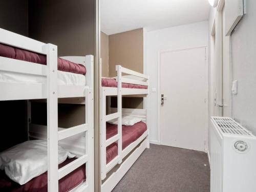 une chambre avec deux lits superposés dans une pièce dans l'établissement Studio moderne 6 pers avec terrasse au pied des pistes - FR-1-400-10, à Gourette