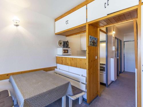 une petite pièce avec une table et une cuisine dans l'établissement Studio cabine 6 pers au pied des pistes à Gourette - FR-1-400-26, à Gourette