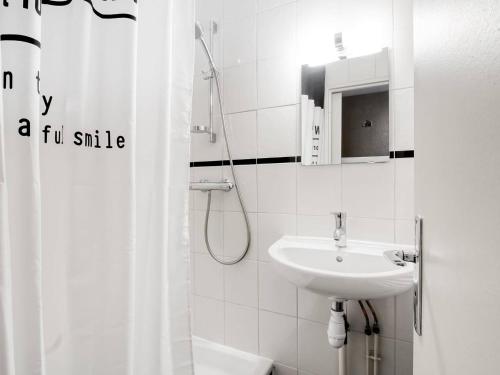 グレットにあるStudio Gourette, 1 pièce, 6 personnes - FR-1-400-10の白いバスルーム(シンク、シャワー付)
