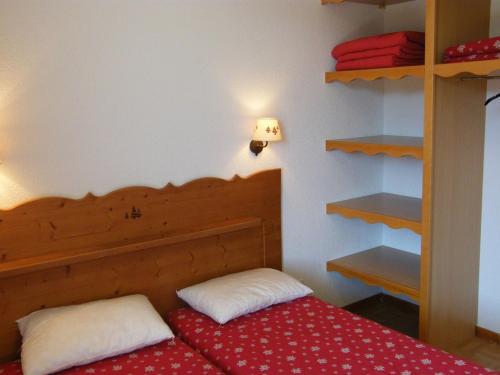 ein Schlafzimmer mit einem Bett mit zwei Kissen darauf in der Unterkunft Appartement Puy-Saint-Vincent, 2 pièces, 6 personnes - FR-1-330G-95 in Puy-Saint-Vincent