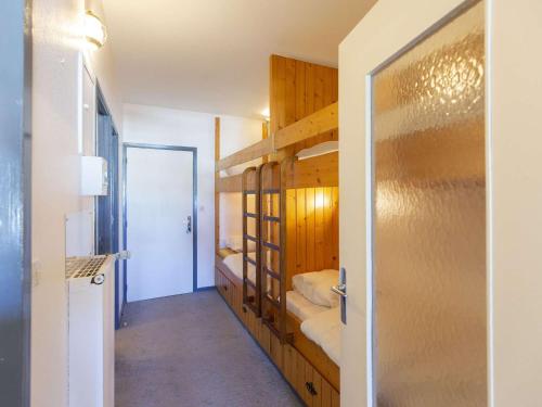 a hallway with bunk beds and a door to a room at Studio cabine 6 pers au pied des pistes à Gourette - FR-1-400-26 in Gourette