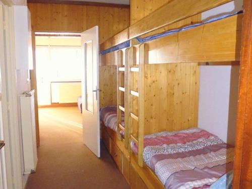 Tempat tidur susun dalam kamar di Studio Gourette, 1 pièce, 6 personnes - FR-1-400-28