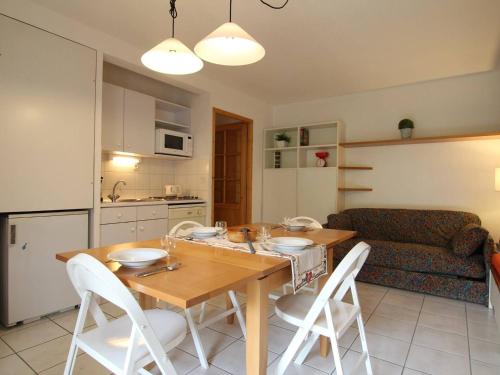 Il dispose d'une cuisine et d'un salon avec une table et des chaises en bois. dans l'établissement Studio 4 pers à 350m des remontées mécaniques - La Salle-les-Alpes - FR-1-330F-127, à Serre Chevalier