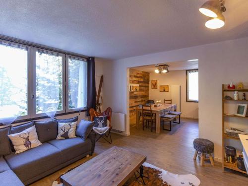 un salon avec un canapé et une table dans l'établissement Appartement chaleureux 8 pers, 3 chambres, proche pistes à Eaux-Bonnes - FR-1-400-35, à Gourette