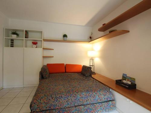 - une chambre avec un lit orange dans l'établissement Studio 4 pers à 350m des remontées mécaniques - La Salle-les-Alpes - FR-1-330F-127, à Serre Chevalier