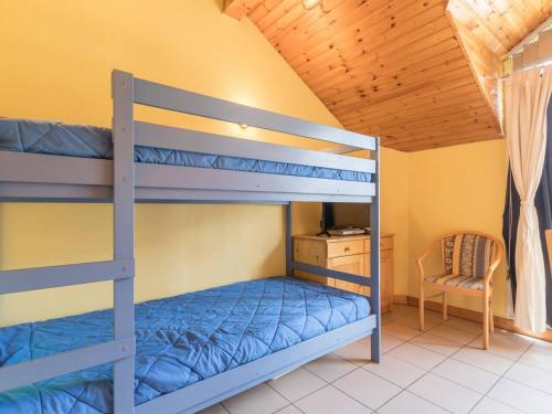 Cette chambre dispose de lits superposés avec 2 lits superposés et une chaise. dans l'établissement Studio confortable avec balcon et parking à Briançon, près des commerces et télécabine - FR-1-330C-38, à Briançon