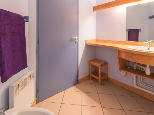 une salle de bain avec un lavabo et des toilettes dans l'établissement Studio confortable avec balcon et parking à Briançon, près des commerces et télécabine - FR-1-330C-38, à Briançon