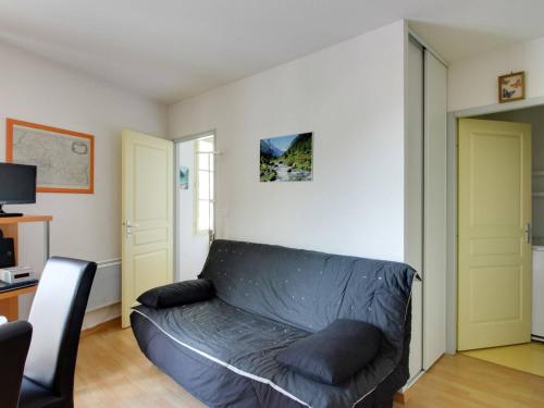 un salon avec un canapé noir dans une pièce dans l'établissement Appartement T2 cabine pour 6 pers, parking inclus, face aux télécabines - FR-1-401-19, à Cauterets