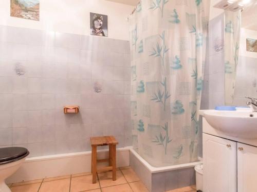 Bathroom sa Appartement Briançon, 1 pièce, 4 personnes - FR-1-330C-40