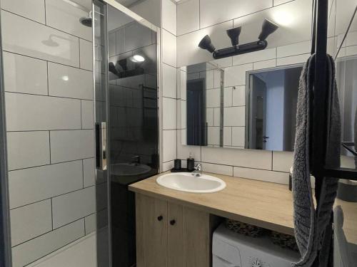 une salle de bain avec un lavabo et un miroir dans l'établissement Appartement 2 pièces cabine - 5 pers, clim, parking privé, à 50m de la plage - FR-1-388-34, à Argelès-sur-Mer