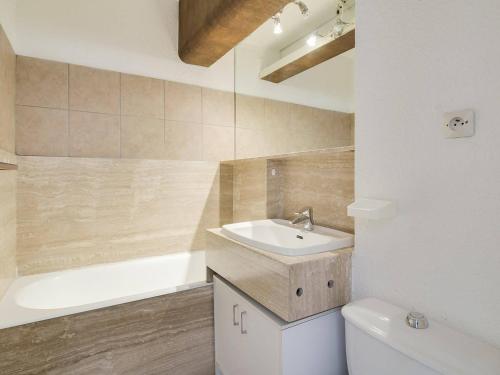une salle de bain avec un lavabo, des toilettes et une baignoire dans l'établissement Charmant studio à Cauterets avec balcon, parking couvert et proche télécabine - FR-1-401-24, à Cauterets