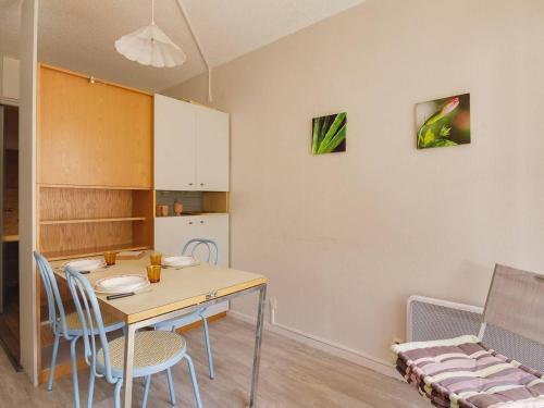 une cuisine et une salle à manger avec une table et des chaises dans l'établissement Charmant studio à Cauterets avec balcon, parking couvert et proche télécabine - FR-1-401-24, à Cauterets