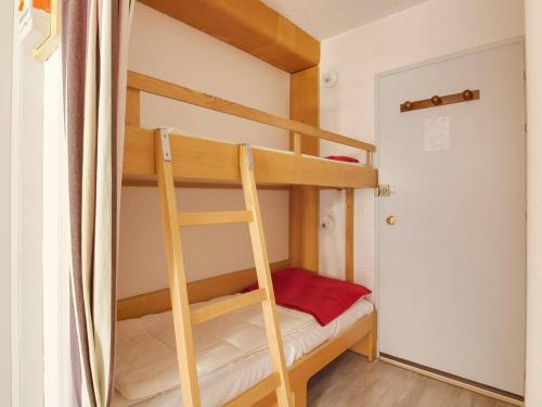 コトレにあるStudio Cauterets, 1 pièce, 4 personnes - FR-1-401-24の小さな部屋の二段ベッド1台分です。