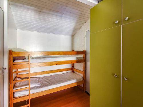 コトレにあるStudio Cauterets, 1 pièce, 5 personnes - FR-1-401-47の二段ベッド2組が備わる二段ベッド付きの客室です。