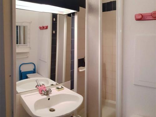 Ένα μπάνιο στο Appartement Argelès-sur-Mer, 2 pièces, 6 personnes - FR-1-388-73