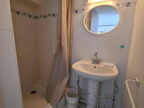 y baño con lavabo y ducha con espejo. en Studio Argelès-sur-Mer, 1 pièce, 4 personnes - FR-1-388-91, en Argelès-sur-Mer