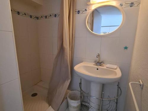 une salle de bain avec un lavabo et une douche avec un miroir dans l'établissement Pavillon Studio Mezzanine 4 Pers avec Piscine, Terrasse et Parking à Argelès-sur-Mer - FR-1-388-91, à Argelès-sur-Mer