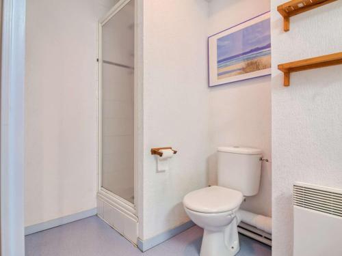 łazienka z toaletą i prysznicem w obiekcie Appartement Barèges, 2 pièces, 6 personnes - FR-1-403-17 w mieście Barèges