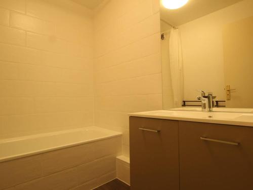 Koupelna v ubytování Appartement Saint-Chaffrey , 1 pièce, 4 personnes - FR-1-330E-69