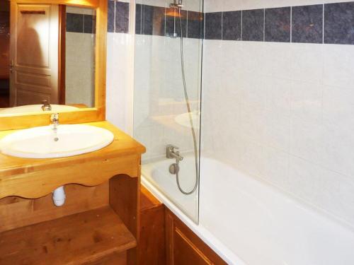 une salle de bain avec un lavabo, une douche et une baignoire dans l'établissement Appartement cosy avec WiFi gratuit, piscine chauffée, sauna, et accès direct aux pistes, Les Orres 1800. - FR-1-322-302, aux Orres